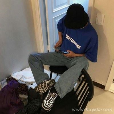 拿手机戴帽子男生头像图片