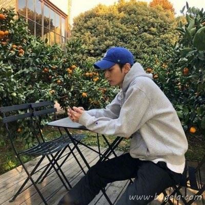 拿手机戴帽子男生头像图片
