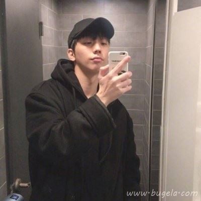 拿手机戴帽子男生头像图片