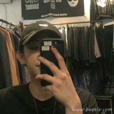 拿手机戴帽子男生头像图片