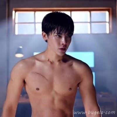 男生霸气光膀子头像图片