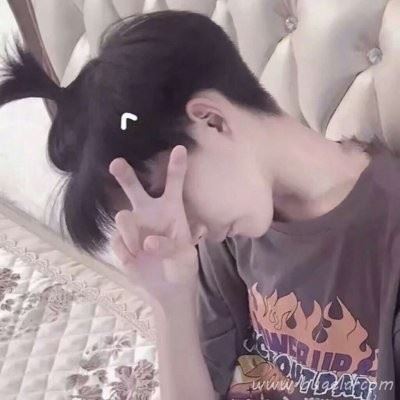 萌版男生剪刀手头像图片
