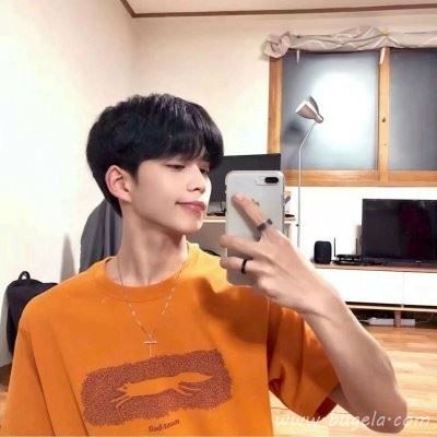 黄色系韩版男生头像图片
