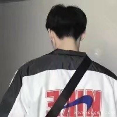 2021新款男生帅气背影头像 有黑白的图片