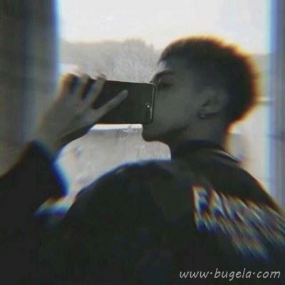 2021新款男生帅气背影头像 有黑白的图片