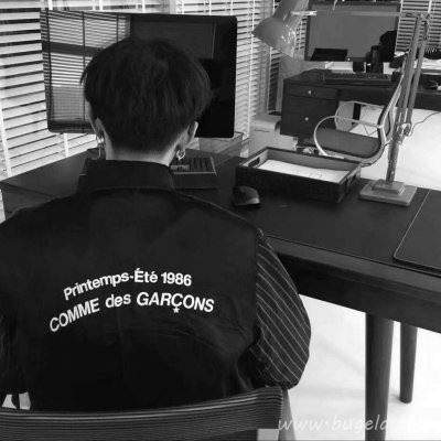 2021新款男生帅气背影头像 有黑白的图片