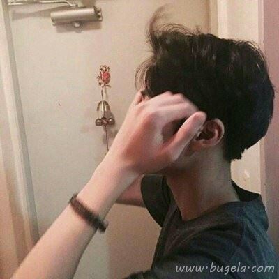 2021新款男生帅气背影头像 有黑白的图片