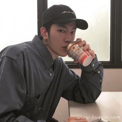 韩国帅哥戴帽子清新休闲头像图片