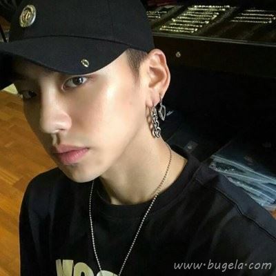 韩国帅哥戴帽子清新休闲头像图片