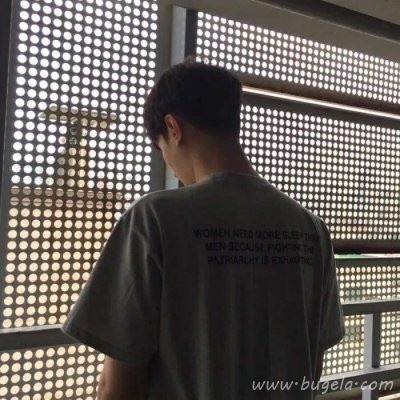 男生背影阳光帅气头像图片