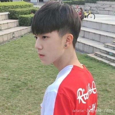 男生背影阳光帅气头像图片