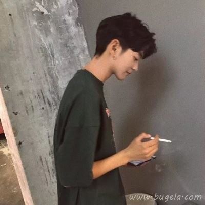 男生霸气十足抽烟头像图片