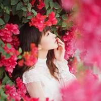唯美鲜花遮眼睛女生头像_微信头像大全图片