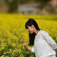 油菜花蓝天白云美女侧面头像_微信头像大全图片