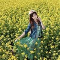 油菜花蓝天白云美女侧面头像_微信头像大全图片