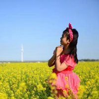 油菜花蓝天白云美女侧面头像_微信头像大全图片