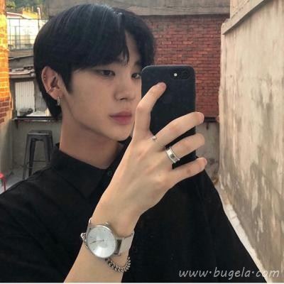 拿手机自拍的男生头像图片