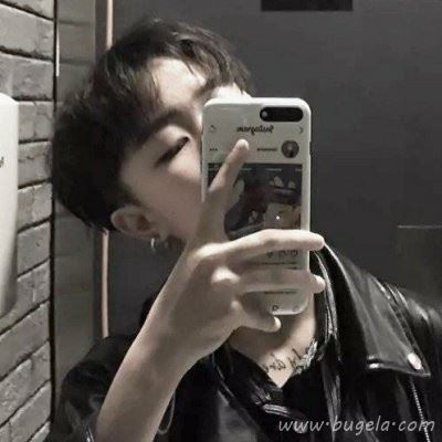 拿手机自拍的男生头像图片