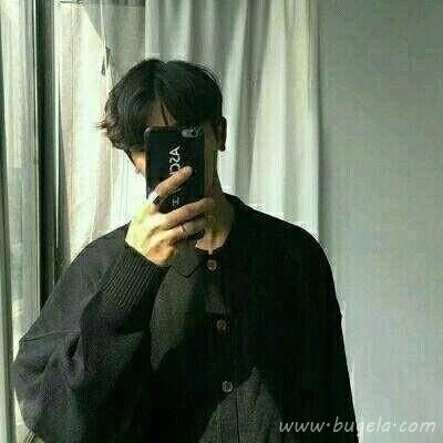 拿手机自拍的男生头像图片