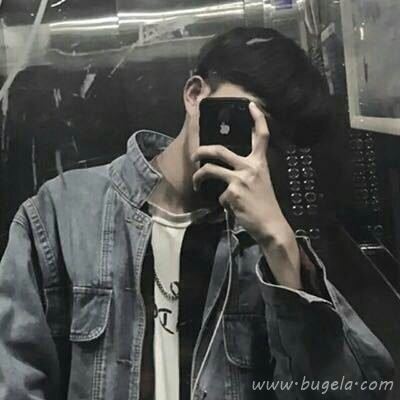 拿手机自拍的男生头像图片