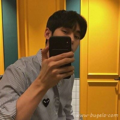 拿手机自拍的男生头像图片
