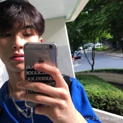 拿手机自拍的男生头像图片