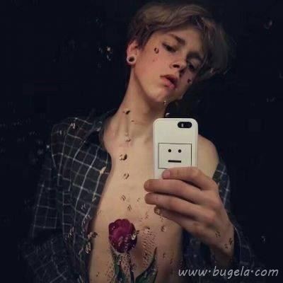 拿手机自拍的男生头像图片