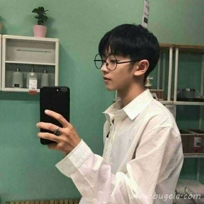 拿手机自拍的男生头像图片