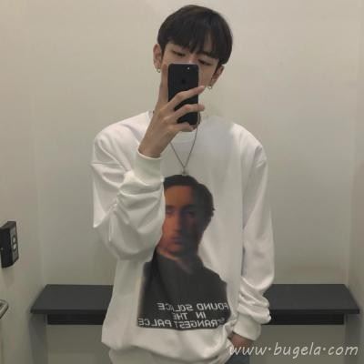 拿手机自拍的男生头像图片