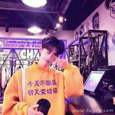 帅气阳光黄色系男生头像图片