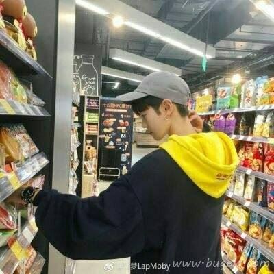 帅气阳光黄色系男生头像图片