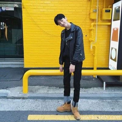 帅气阳光黄色系男生头像图片