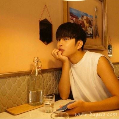 帅气阳光黄色系男生头像图片