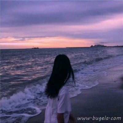 海边背影女生头像 一个人在海边的背影头像图片