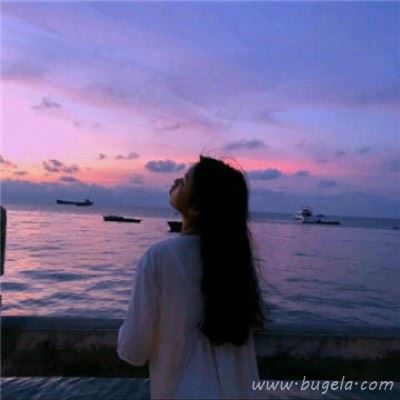 海边背影女生头像 一个人在海边的背影头像图片