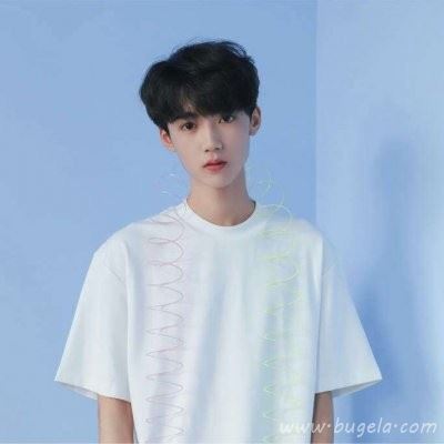 干净白色t恤男生头像图片
