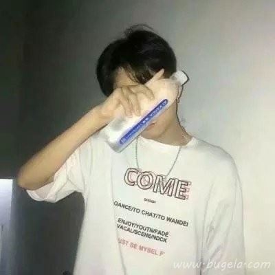 干净白色t恤男生头像图片