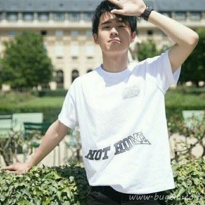 干净白色t恤男生头像图片