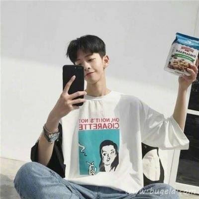 干净白色t恤男生头像图片