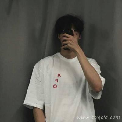干净白色t恤男生头像图片