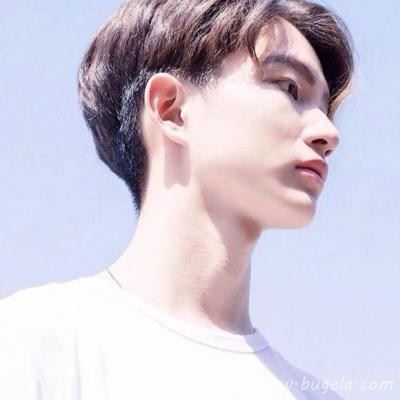 干净白色t恤男生头像图片