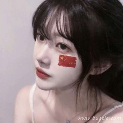 2021精致女生锁骨露肩头像图片