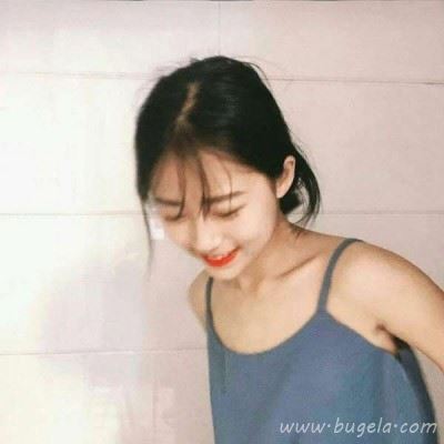 2021精致女生锁骨露肩头像图片