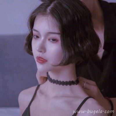 2021精致女生锁骨露肩头像图片