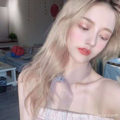 2021精致女生锁骨露肩头像图片