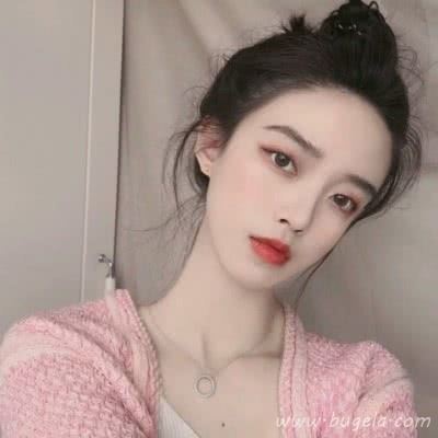 2021精致女生锁骨露肩头像图片