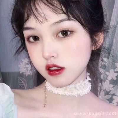 2021精致女生锁骨露肩头像图片