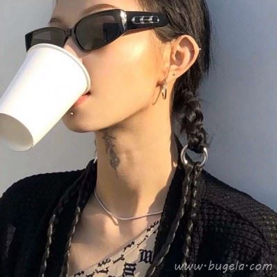 2021精致女生锁骨露肩头像图片