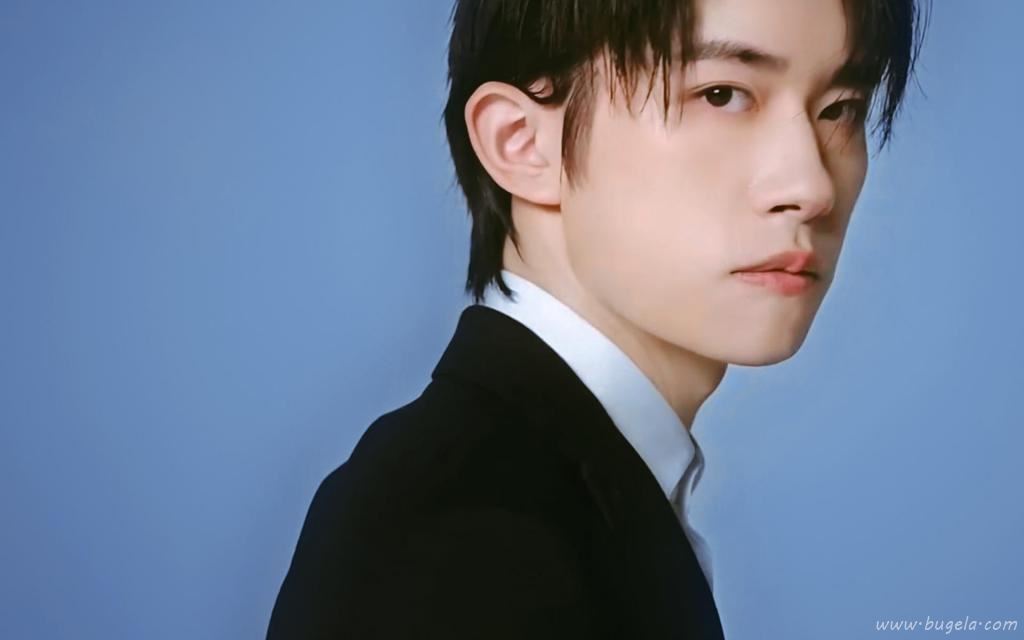 清新俊逸少年易烊千玺西装写真图片
