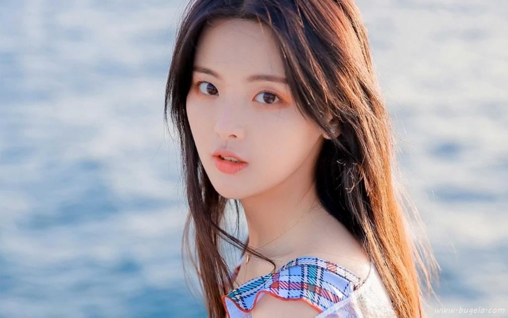 甜美女神杨超越青春可爱元气白嫩户外写真图片